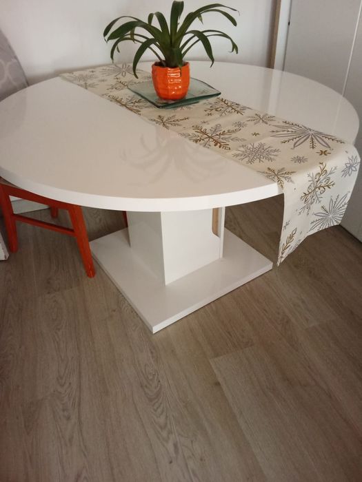 Mesa de jantar e aparador