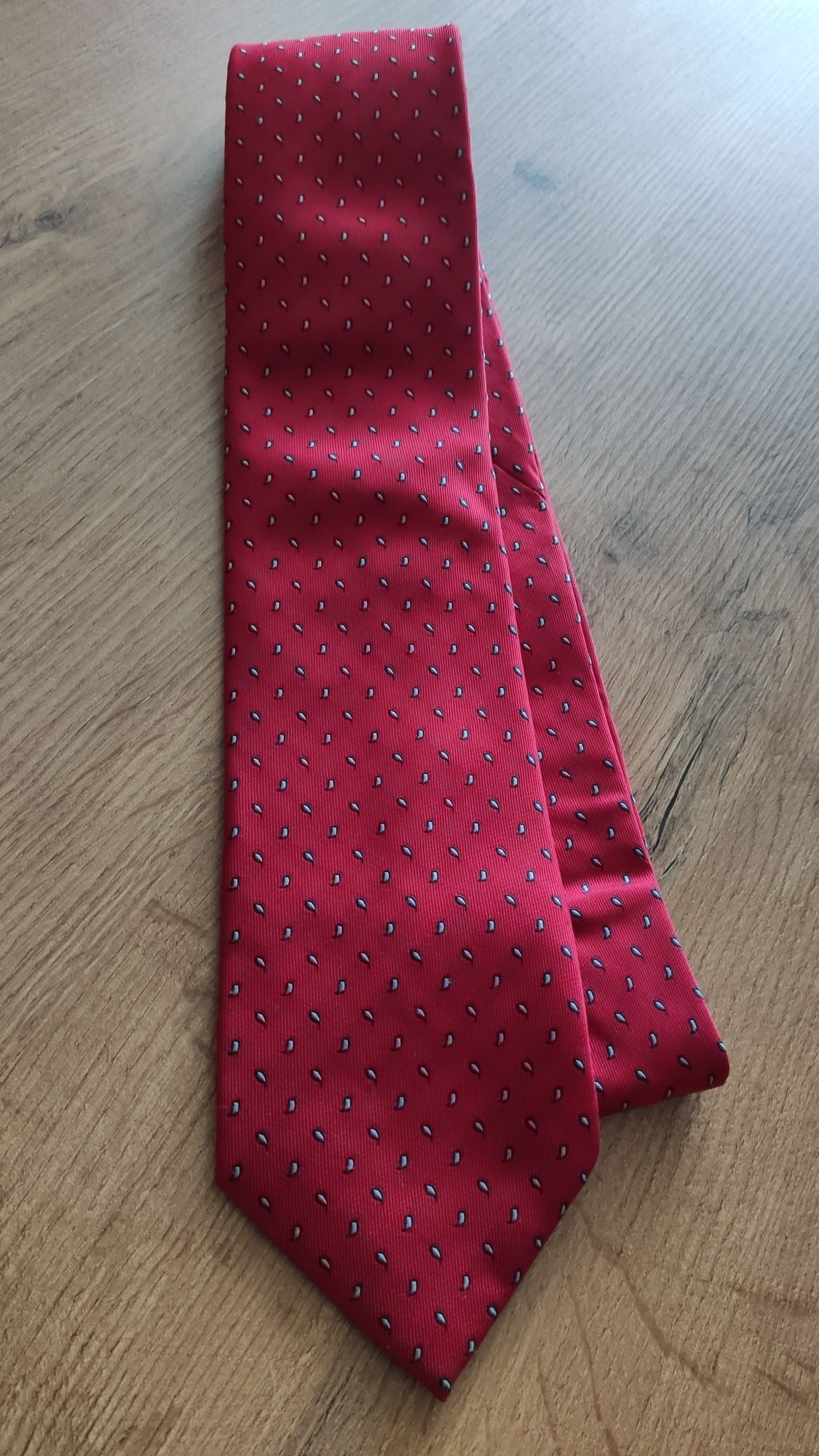 Krawat czerwony w łezki