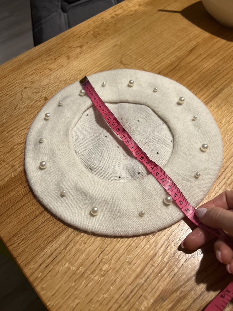 Elegancki beret ecru perly perelki cudny