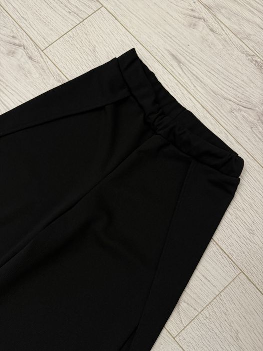 Черные штаны-палаццо с разрезами