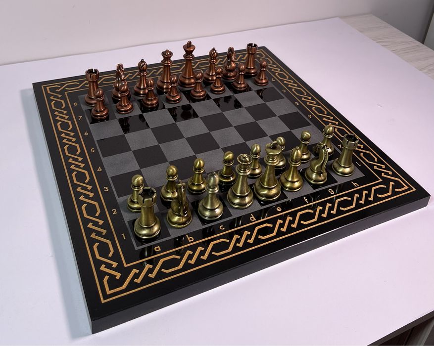 Шахмати з чорного каменю