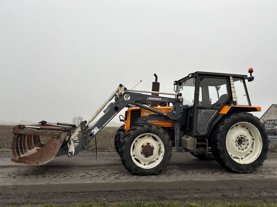 Ciągnik rolniczy Renault 90-34 , ładowacz czołowy