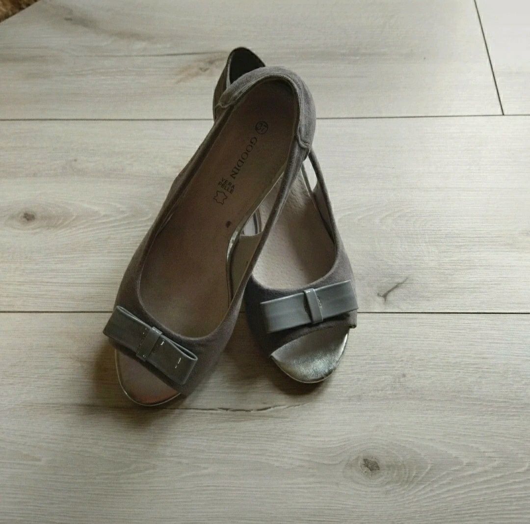 Buty, czółenka na obcasie