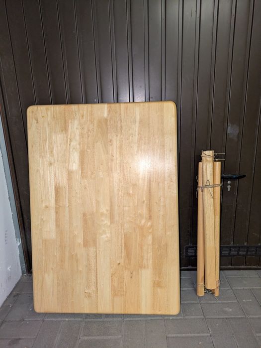 Drewniany stół kuchenny