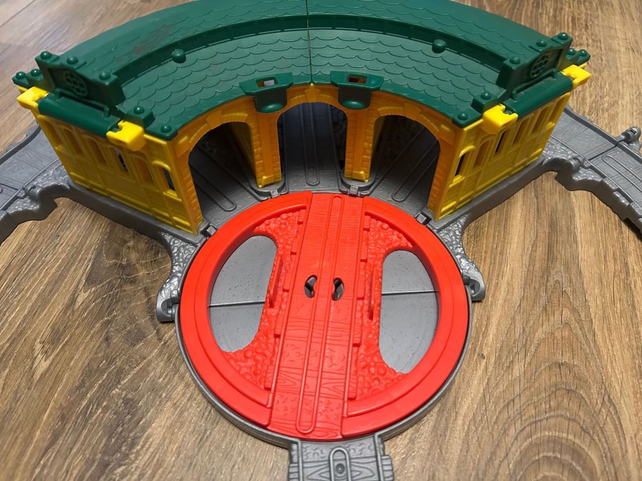 Tomek i przyjaciele zajezdnia DOMKOWO DGK96/ FISHER PRICE