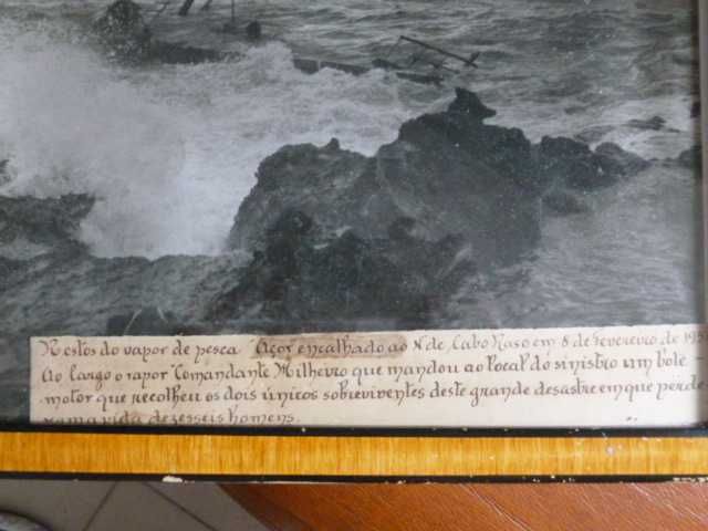 Fotografia quadro com historia sobre naufrágio no Cabo Raso, 1954