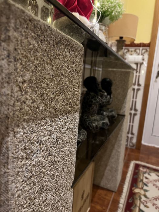 Móvel interior de casa em pedra e vidro