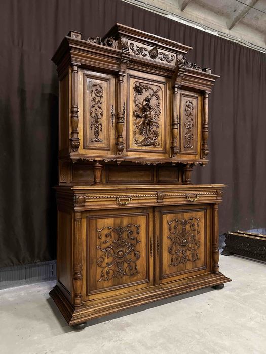 Антикварний різьблений креденс.