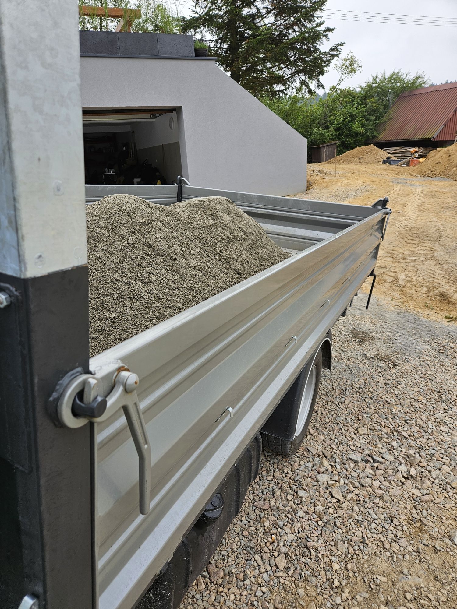 Beton półsuchy suchy Transport betonu B20 Zaprawa M20 Wywrotka
