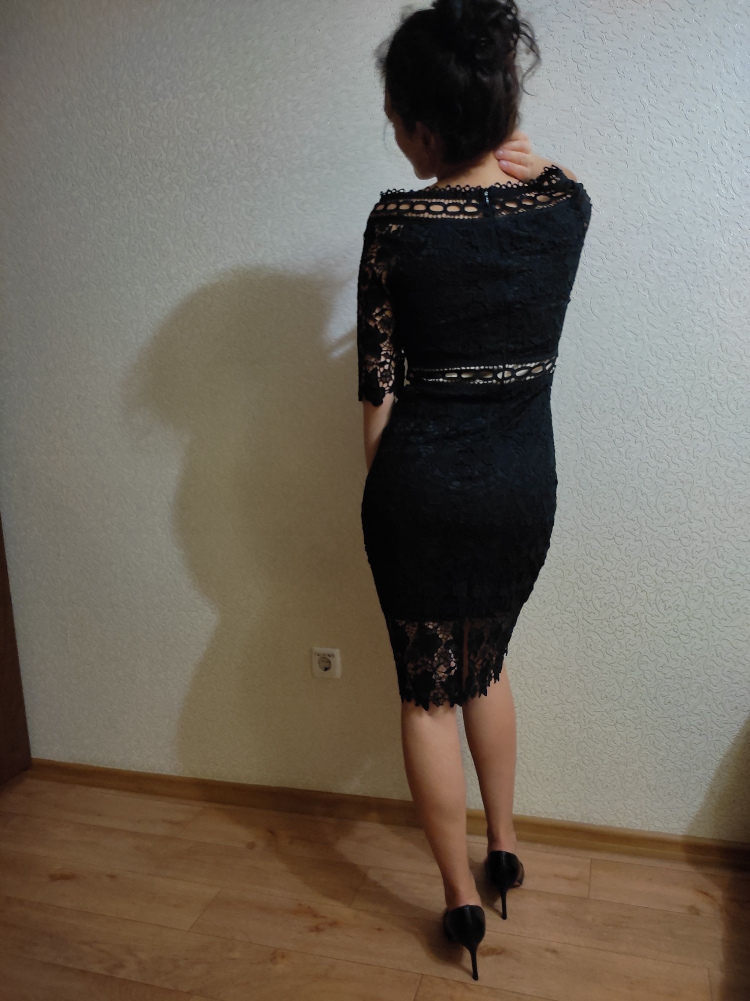 Гипюровое чёрное платье