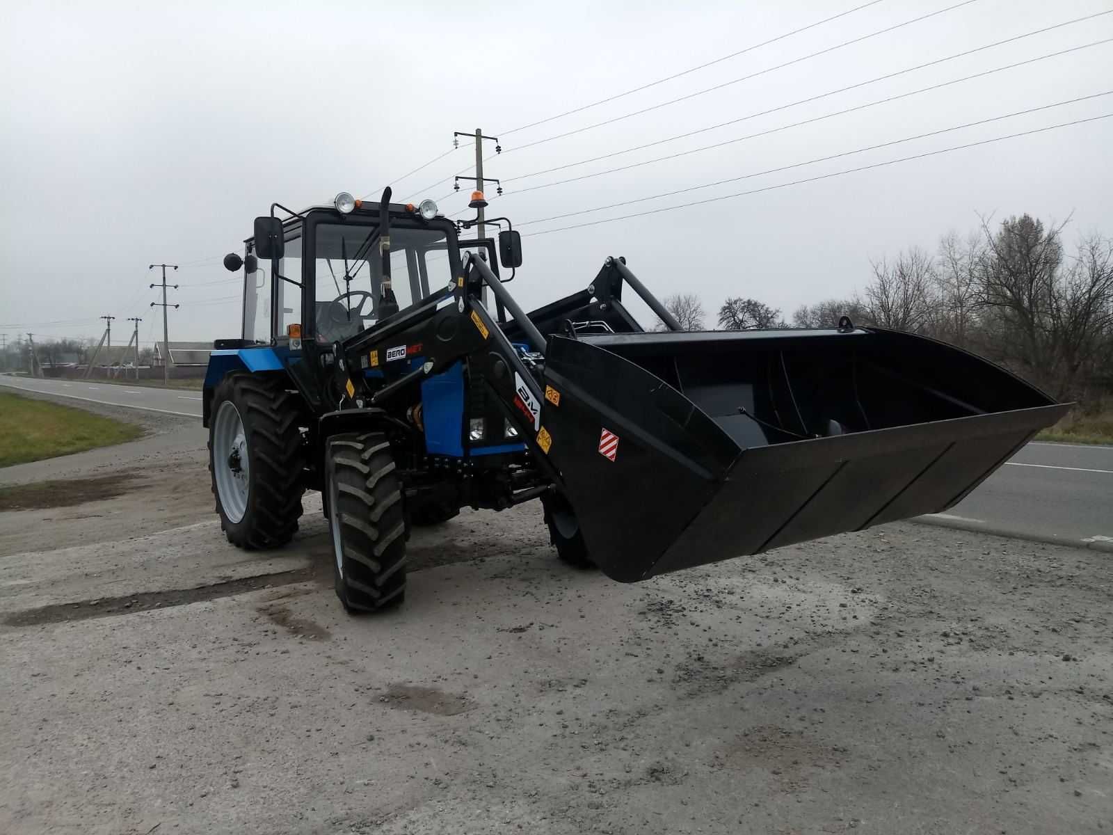 в Миргороді КУН 4,2м. Фронтальний навантажувач на МТЗ навантажувач