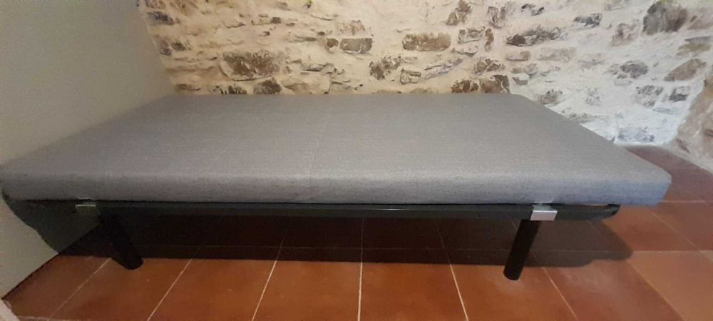 2 estrados com 2 colchões novos