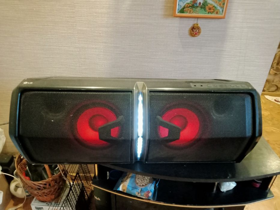 Портативна мінісистема Hi-FI LG.