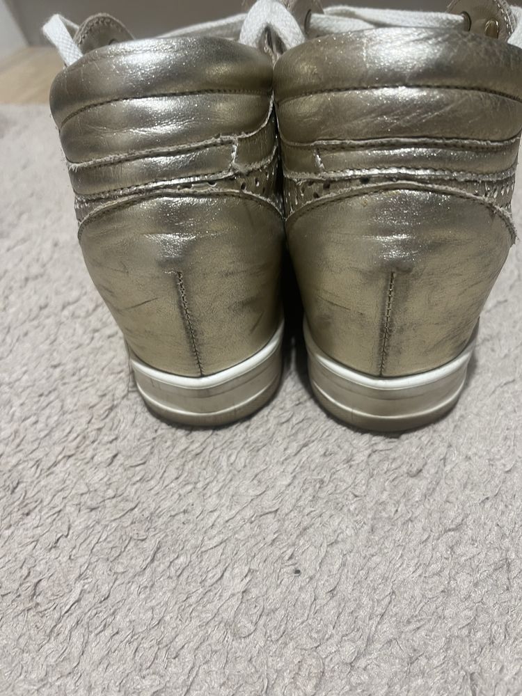 Buty na koturnie Kazar