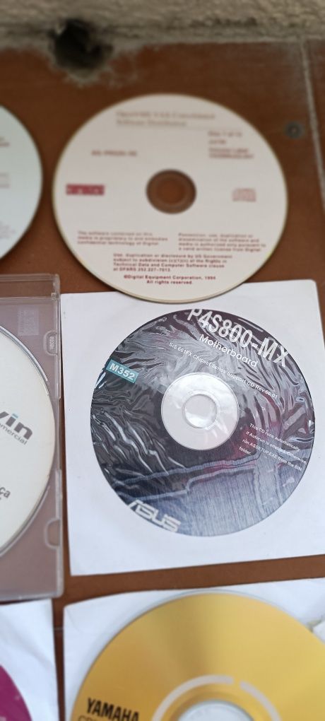 Vários CDs de softwares de programas e máquinas
