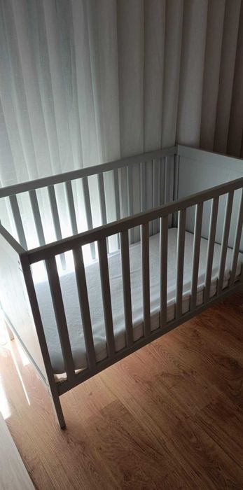Berço Ikea Sundvik cinza