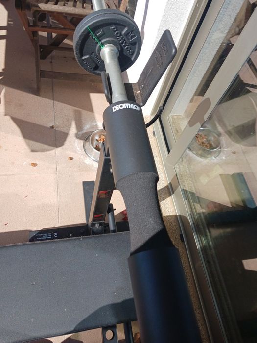 Banco de musculação com barra e peso