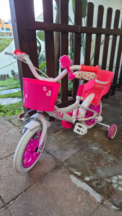 Bicicleta com rodinhas de menina