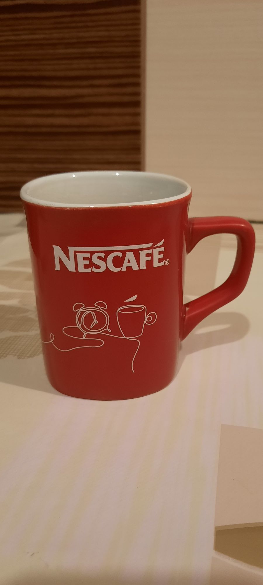 Czerwony kubek Nescafe