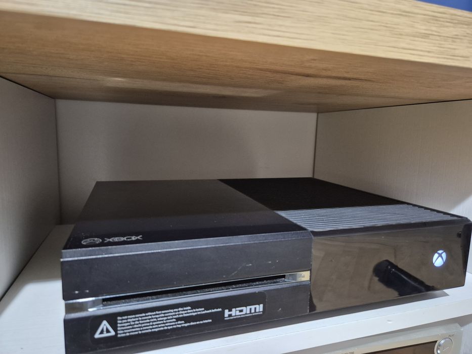 Xbox one plus kinect i 2 pady, pudełko,  sluchawki