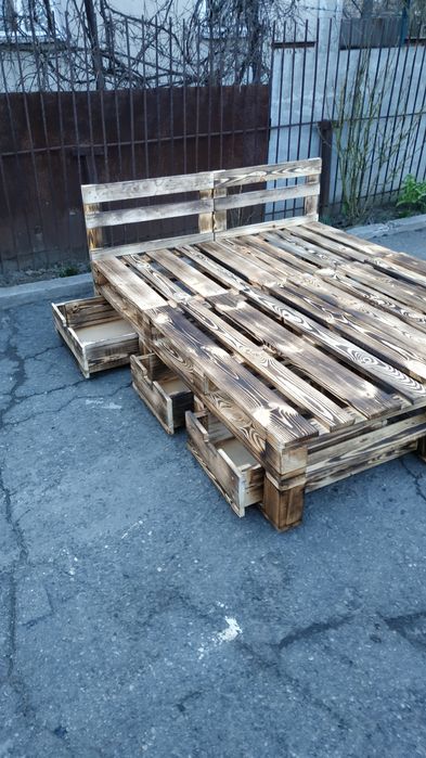 Ліжко з піддонів. Меблі з піддонів. Диван з піддонів