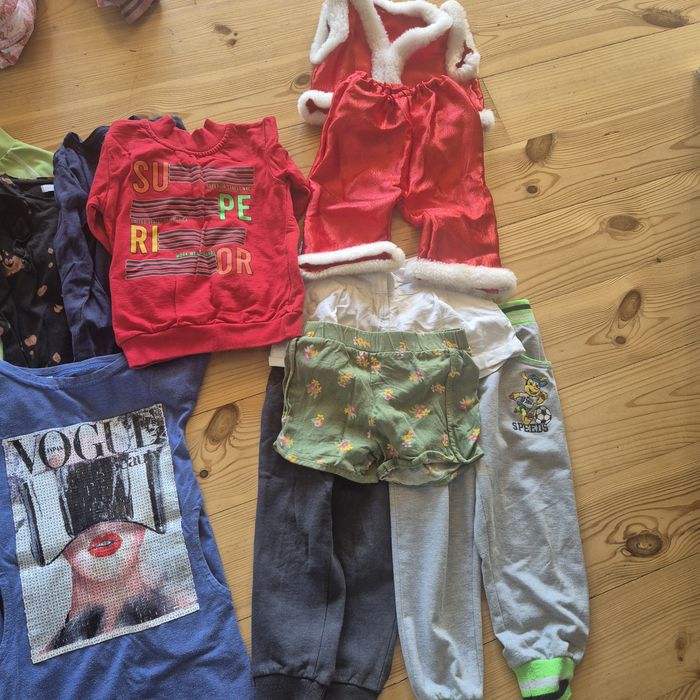 Віддам пакет речей в чудовому стані для дівчинки+кеди