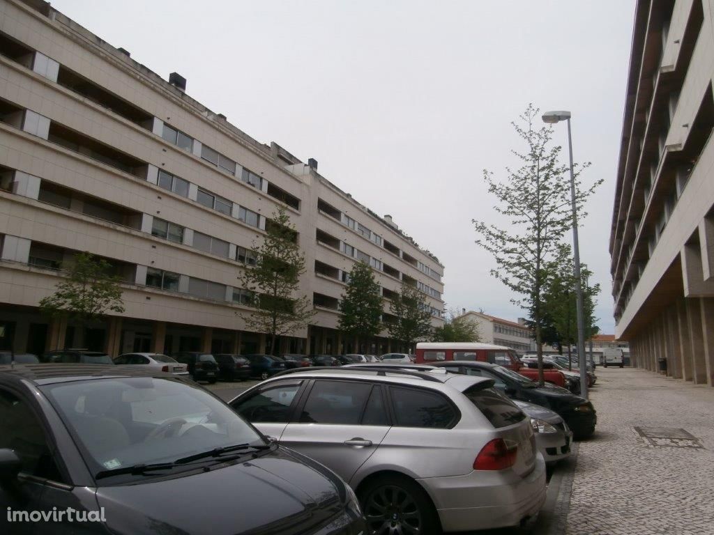 Loja Edifícios Viriato, com ar-condicionado, copa e estacionamento
