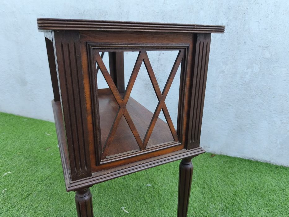 Estante antiga com rodas