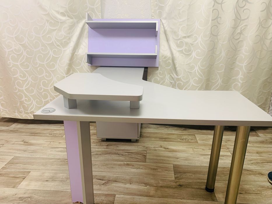 Стіл компʼютерний письмовий