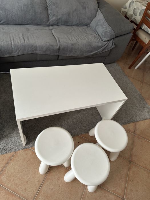 Mesa IKEA de apoio (com/sem bancos)