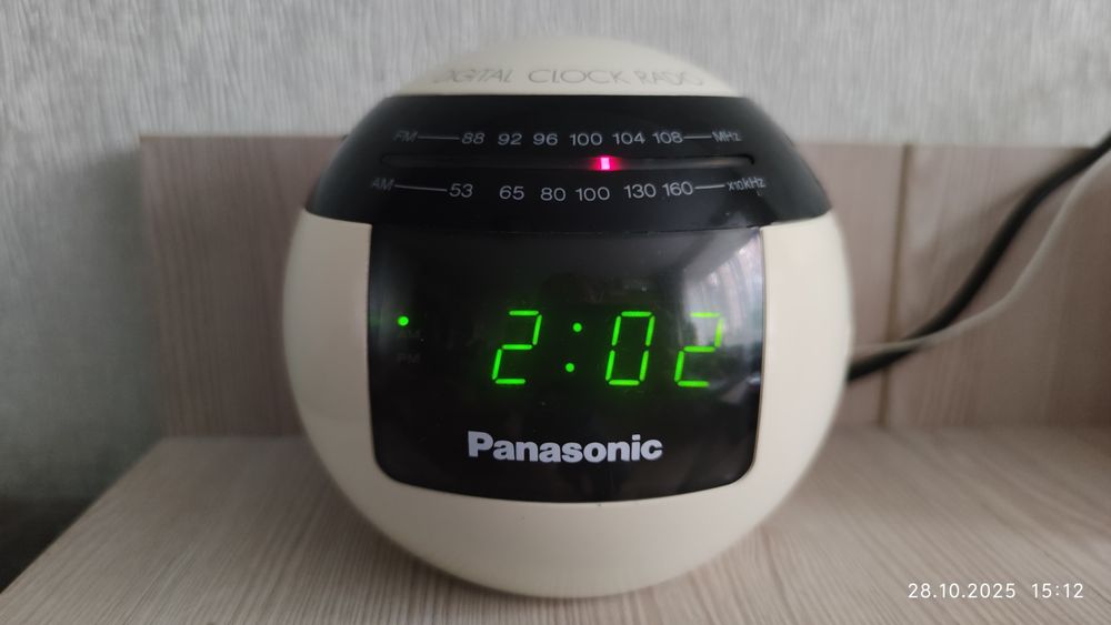 Радиоприемник ,часы, будильник Panasonic RS-70 (Made in Singapore)
