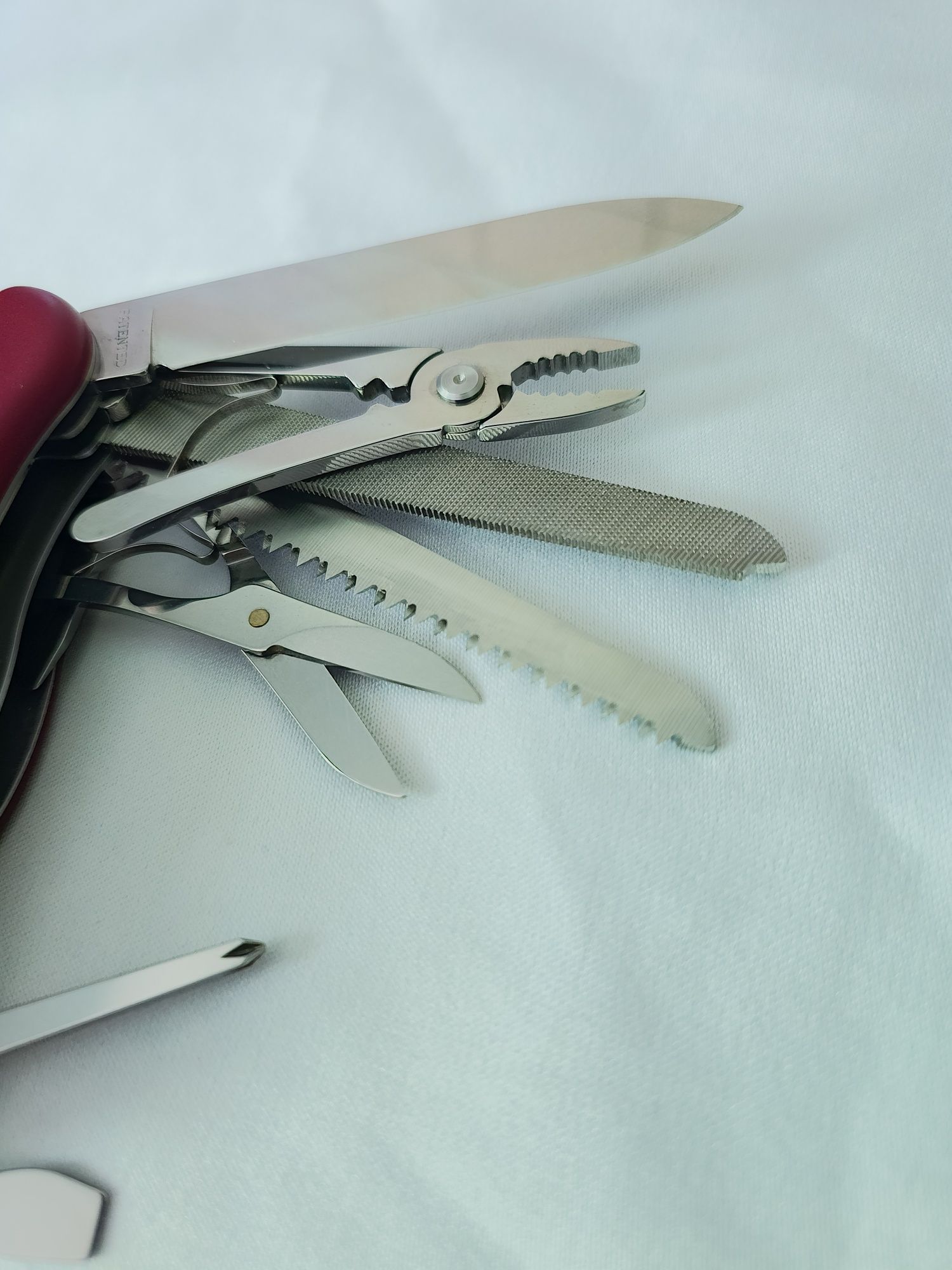 The original swiss army knife VICTORINOX "WorkChamp 0.9064 red"