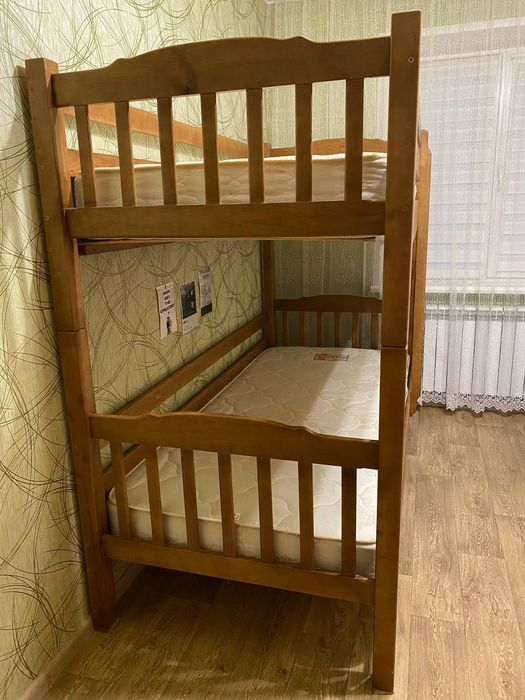 Дерев'яне двоярусне ліжко