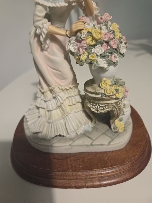 Piękna kolekcjonerska figurka damy w kapeluszu Leonardo