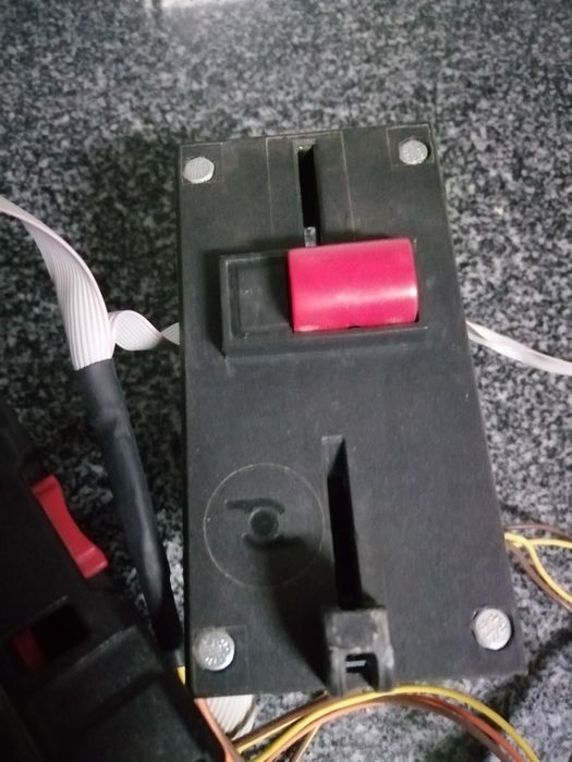 Dispensador para moedas e notas