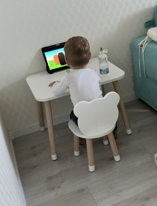 Детский стол +2 стульчика и 2 подушечки