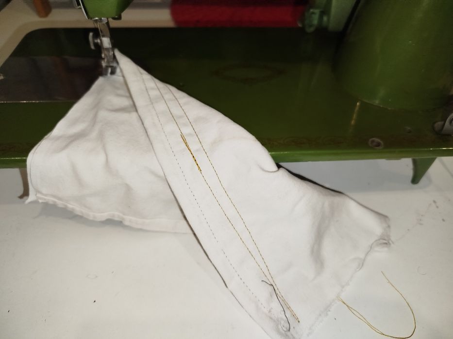 Máquina de costura royat com movel