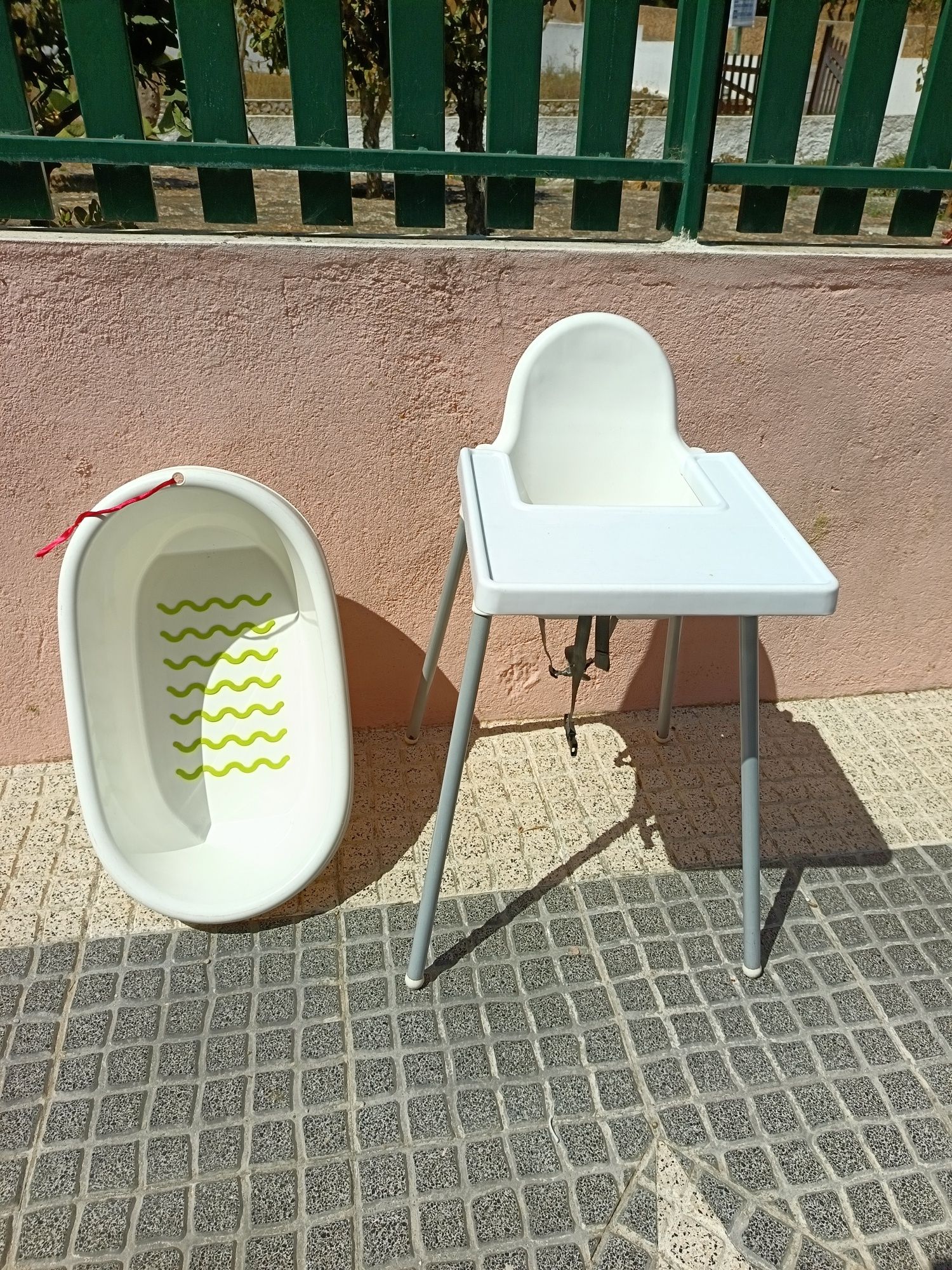 Cadeira refeição e banheira bebé IKEA
