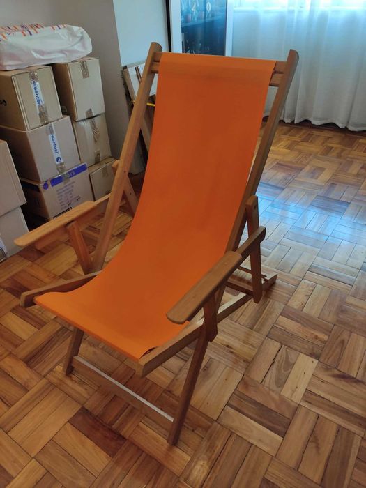 Cadeira de descanso em madeira com encosto em tecido - Novo preço