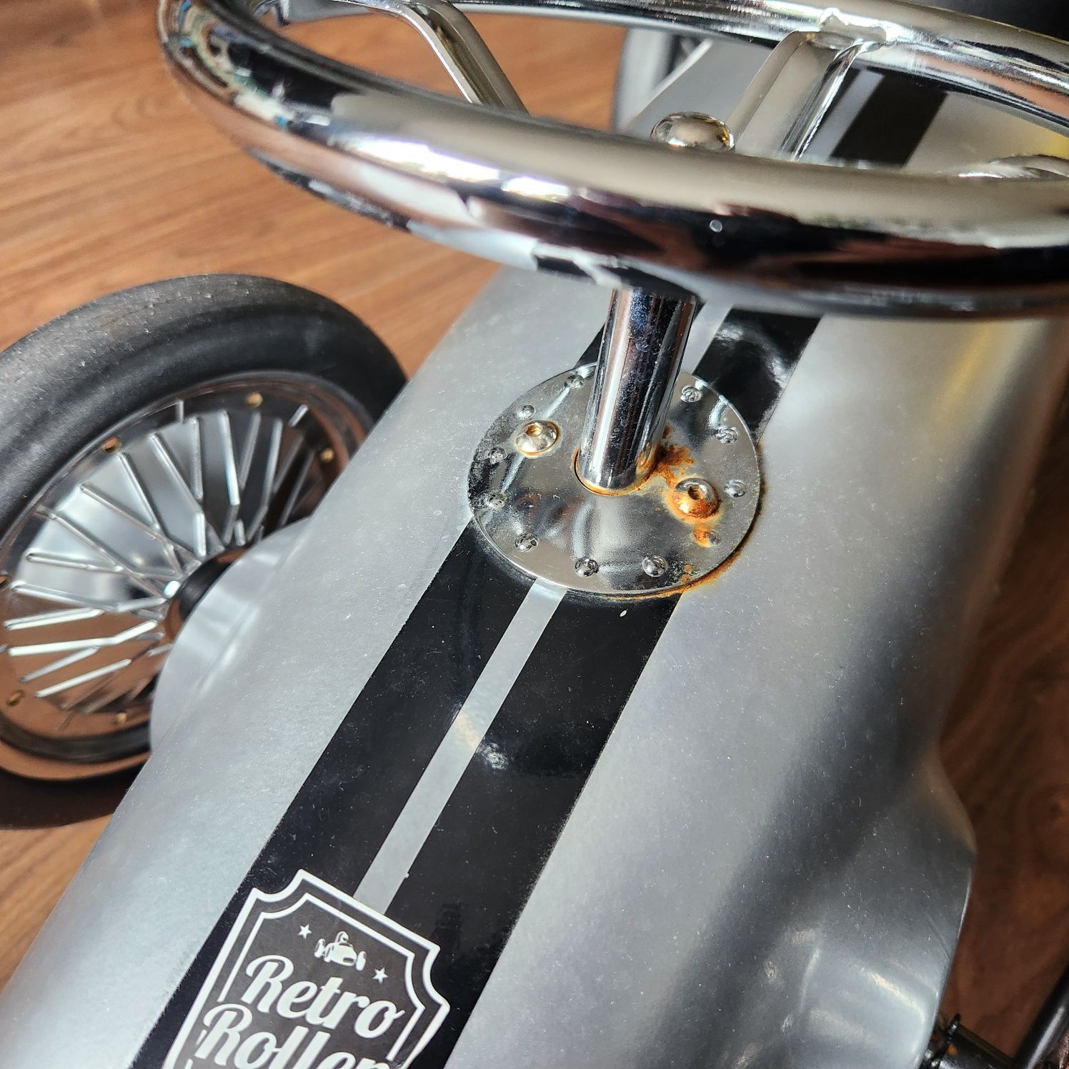 Retro wyścigówka ride on Retro Roller metalowy