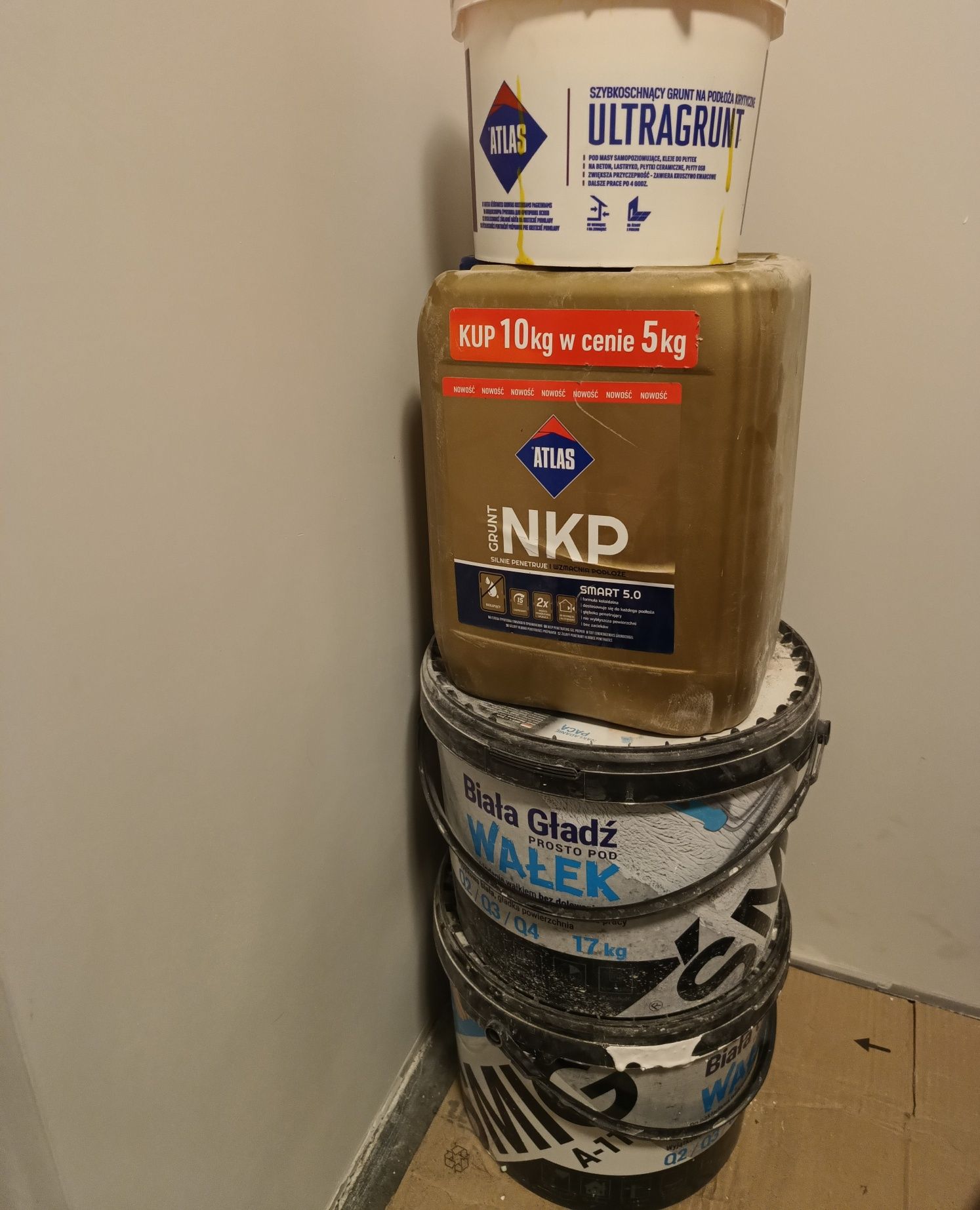 Grunt i gładź w wiaderku