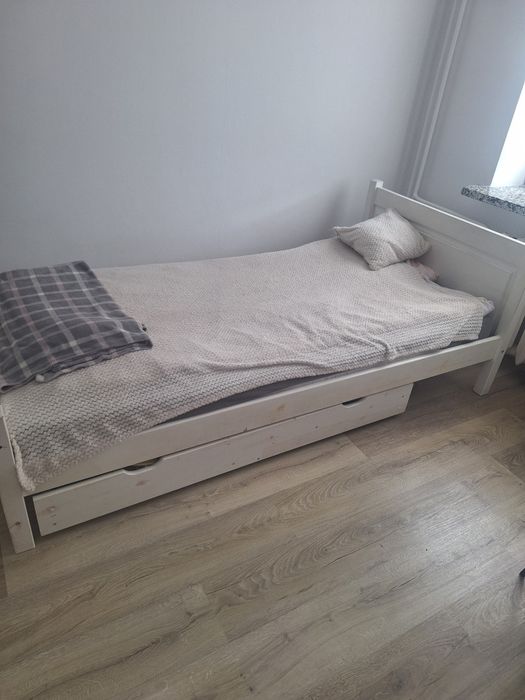 Łóżko jednoosobowe z materacem.