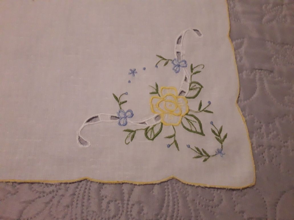 Toalha de mesa branca com flores bordadas