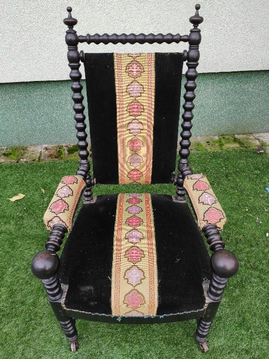 stary fotel tron w stylu Napoleona III