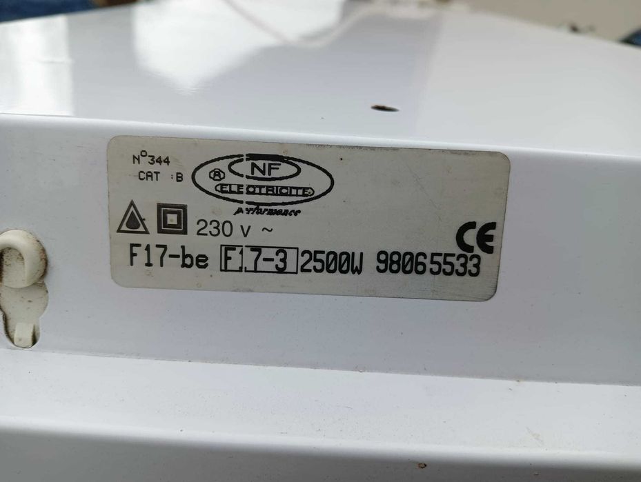 Elektryczny grzejnik konwektorowy ścienny