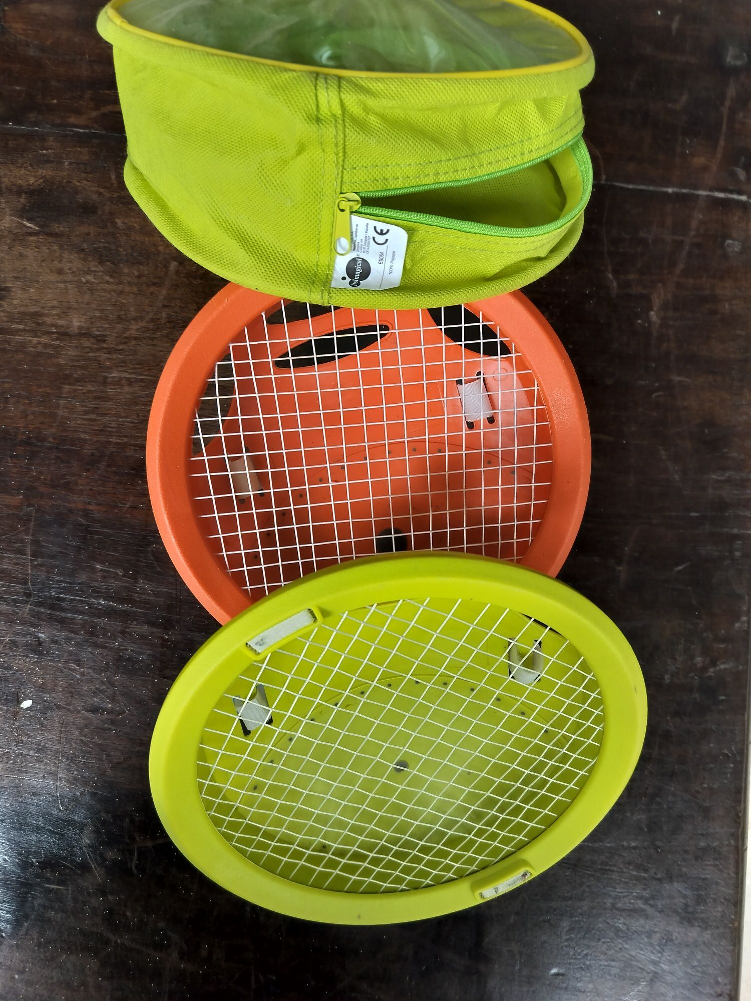 Brinquedos variados: bowling, caneleiras, túnel, raquetes e colete