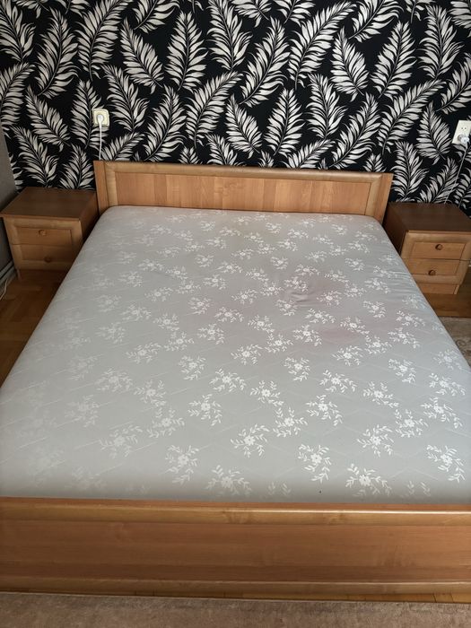 Продам ліжко з тумбочками