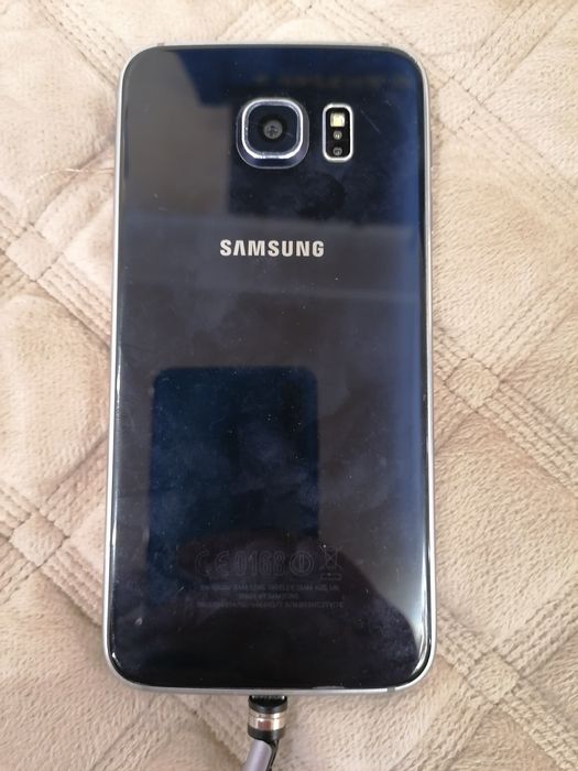 Смартфон Samsung Galaxy S6.