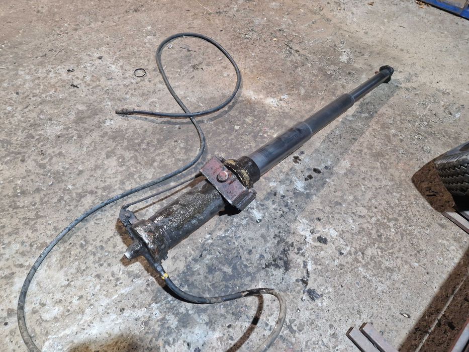 Siłownik wywrotu kołyska do przyczepy D 47 D 55 resory