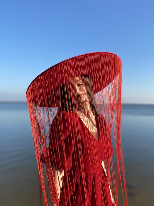 Червоний оксамитовий капелюх з бахромою для фотосесій ручної роботи